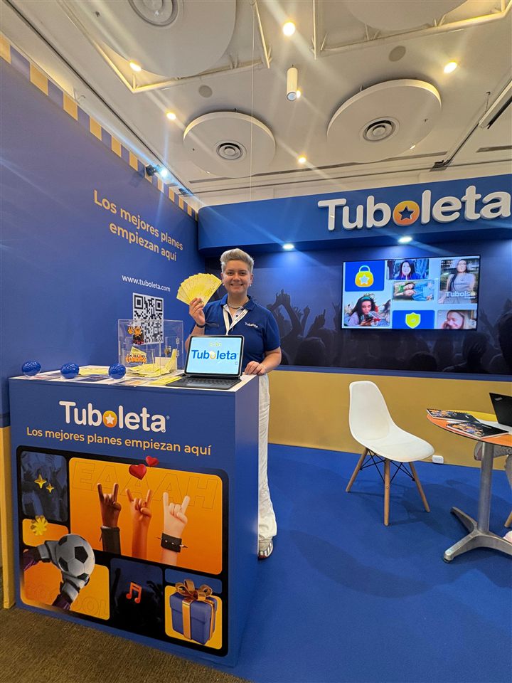 Asesora de Tuboleta en un punto de atención