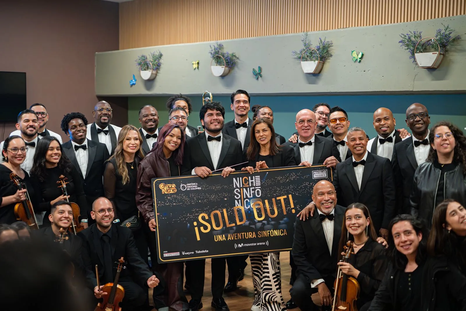 Grupo Niche y la Orquesta Sinfónica con el cartel de ¡Sold out! de Niche Sinfónico.